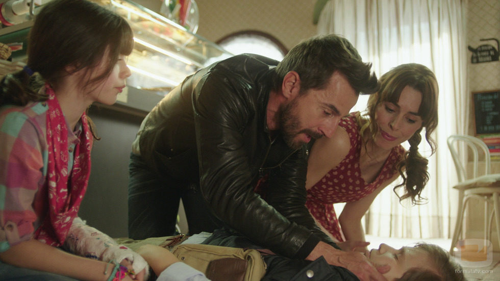 Santi Millán junto a Begoña Maestre atienden a un niño en 'Chiringuito de Pepe'