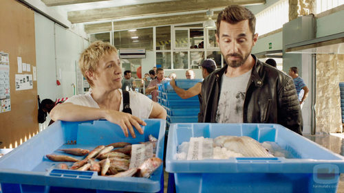 Blanca Portillo y Santi Millán en la lonja de pescado del 'Chiringuito de Pepe'