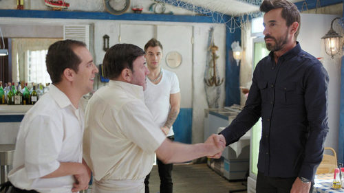 Jesús Bonilla saluda a Santi Millán en 'Chiringuito de Pepe'