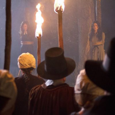 Rachel Boston y Jenna Dewan-Tatum en una escena de 'Las brujas de East End'