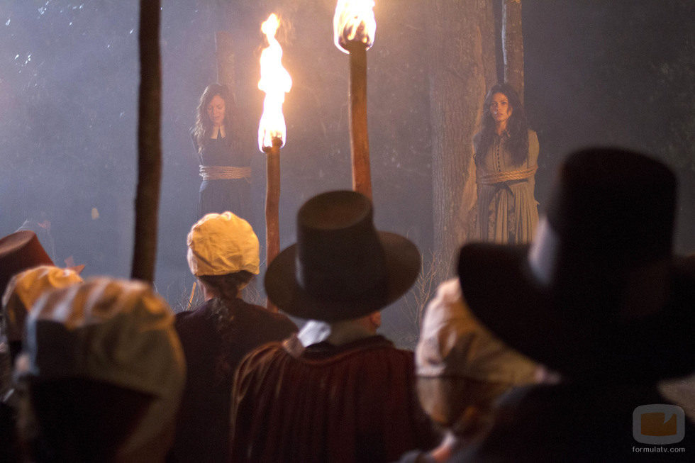 Rachel Boston y Jenna Dewan-Tatum en una escena de 'Las brujas de East End'