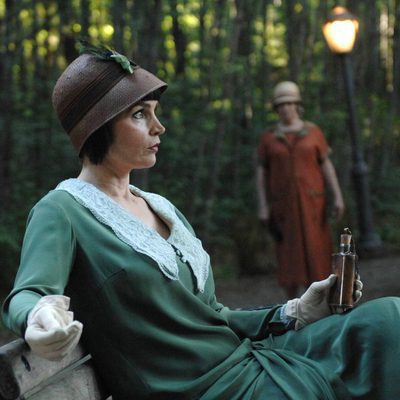 Julia Ormond vestida de época en 'Las brujas de East End'