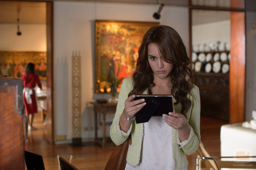 Megan Montaner observa atentamente una fotografía en 'Sin identidad'