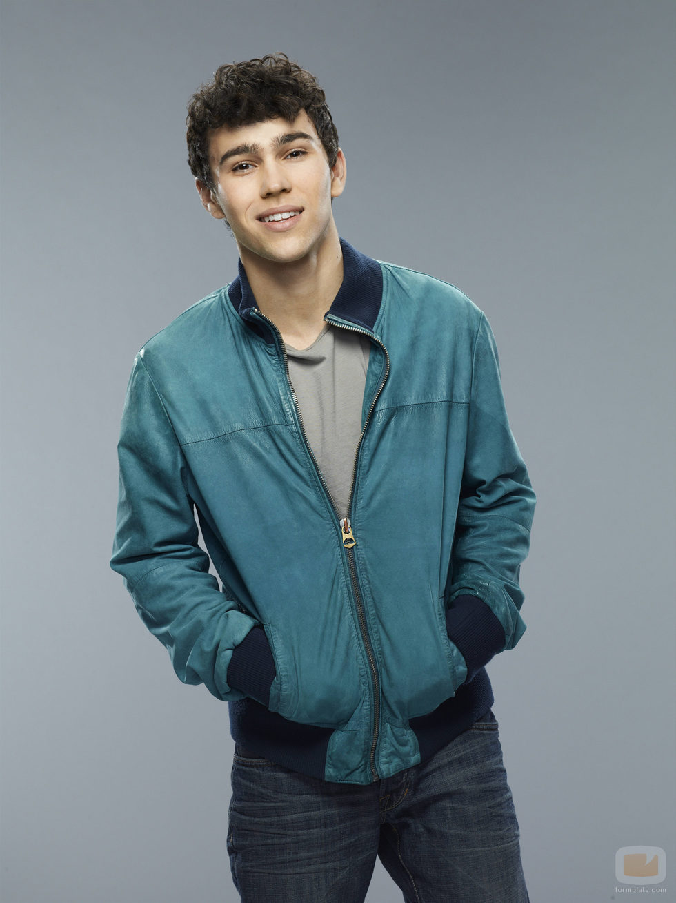 Max Schneider es Ian Martinez en 'Crisis'