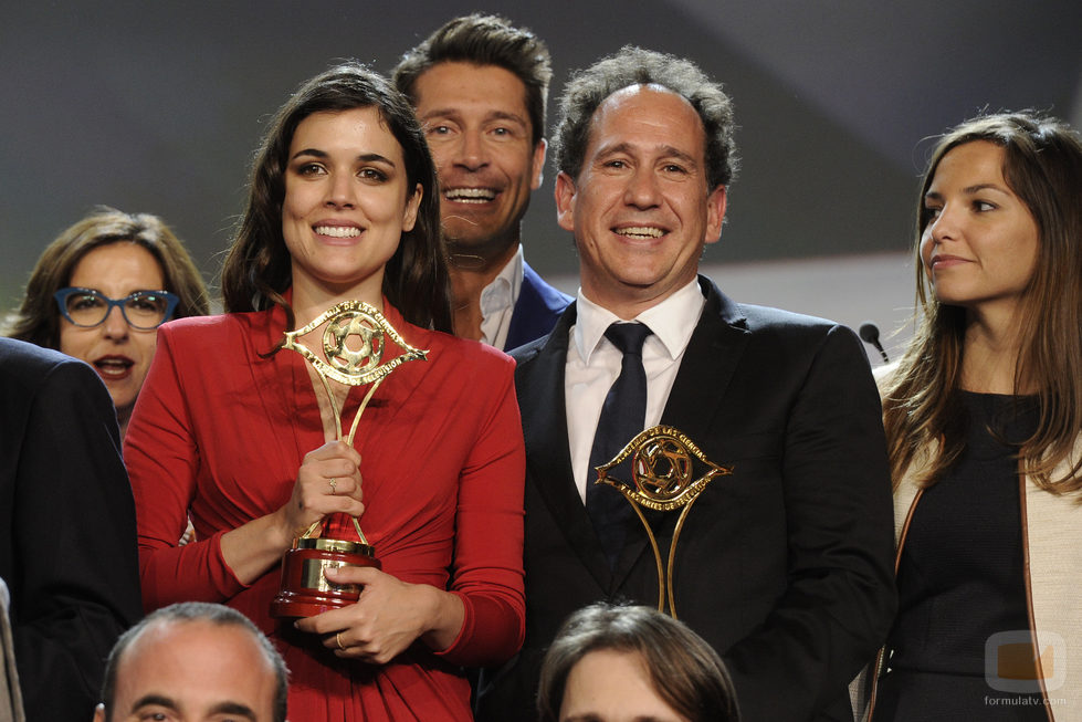 Adriana Ugarte con su galardón sobre el escenario de los Premios Iris 2014