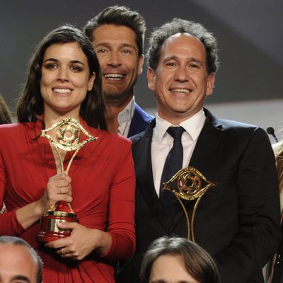 Adriana Ugarte con su galardón sobre el escenario de los Premios Iris 2014