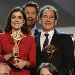 Adriana Ugarte con su galardón sobre el escenario de los Premios Iris 2014