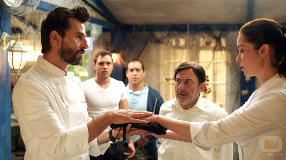 Santi Millán le hace una entrega importante a Dafne Fernández en 'Chiringuito de Pepe'