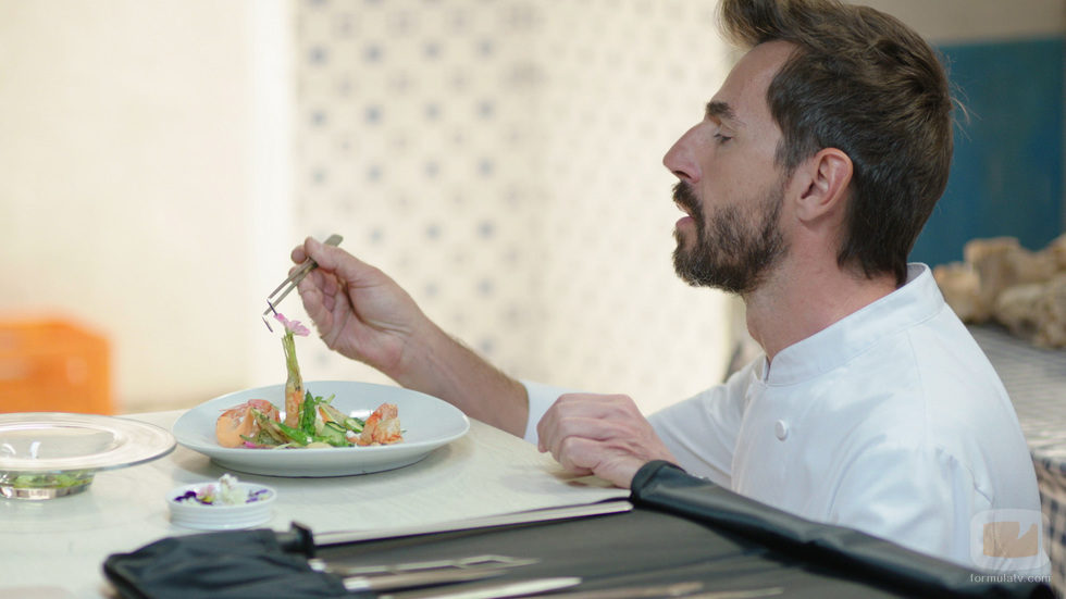 Santi Millán prueba un plato de comida en 'Chiringuito de Pepe'