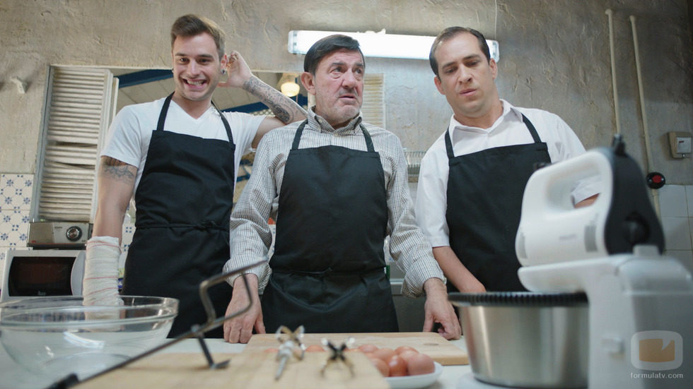 Adrián Rodríguez, Jesús Bonilla y El Langui preparados para cocinar en 'Chiringuito de Pepe'