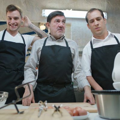 Adrián Rodríguez, Jesús Bonilla y El Langui preparados para cocinar en 'Chiringuito de Pepe'