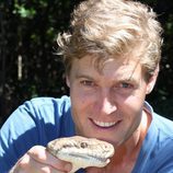 Chris Brown con una serpiente en 'Veterinario al rescate'