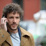 Juan habla por teléfono en 'Sin identidad'