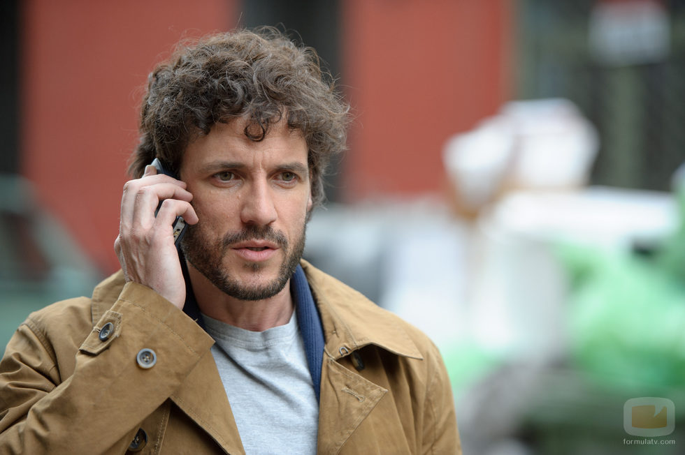 Juan habla por teléfono en 'Sin identidad'