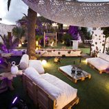 Jardín al anochecer de la casa de los concursantes en 'Ex, ¿qué harías por tus hijos?'