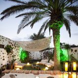 Jardín iluminado de la casa de 'Ex, ¿qué harías por tus hijos?'