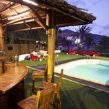 Piscina de la casa de 'Ex, ¿qué harías por tus hijos?' por la noche