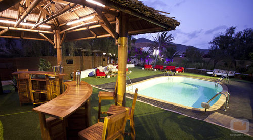 Piscina de la casa de 'Ex, ¿qué harías por tus hijos?' por la noche