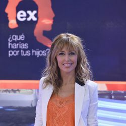 Emma García posa en el plató de 'Ex, ¿qué harías por tus hijos?'