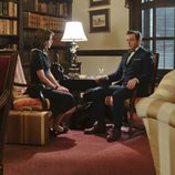 El doctor Masters y Virginia Jonhson conversando en una escena de 'Masters of Sex'