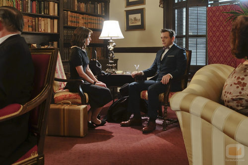 El doctor Masters y Virginia Jonhson conversando en una escena de 'Masters of Sex'