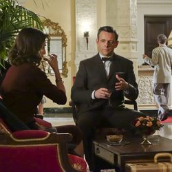 William Masters y Virginia Johnson toman una copa en 'Masters of Sex'