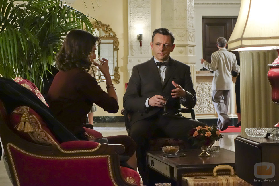 William Masters y Virginia Johnson toman una copa en 'Masters of Sex'