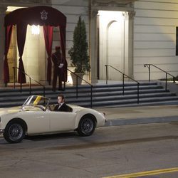 William Masters sentado en un coche en 'Masters of Sex'