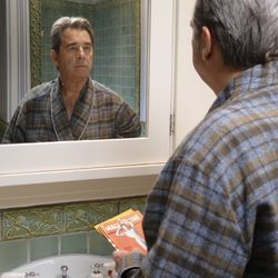 Barton Scully mirándose en el espejo en 'Masters of Sex'