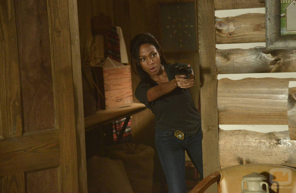 Abbie Mills apunta con un arma en 'Sleepy Hollow'