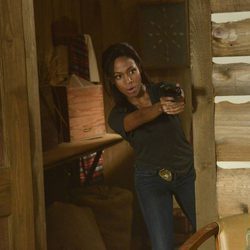 Abbie Mills apunta con un arma en 'Sleepy Hollow'