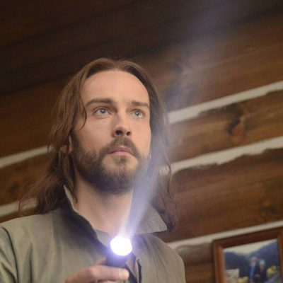 Ichabod Crane apunta con la linterna