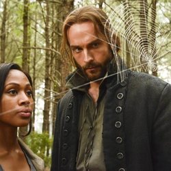 Ichabod Crane y Abbie Mills observan una telaraña