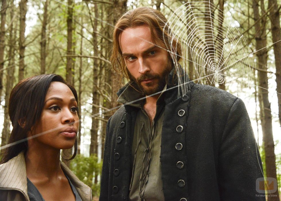 Ichabod Crane y Abbie Mills observan una telaraña