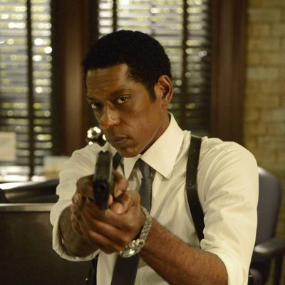El capitán Frank Irving apunta con una pistola