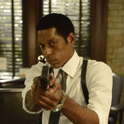 El capitán Frank Irving apunta con una pistola