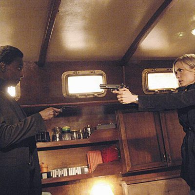 Marta Walraven apunta con una pistola en 'Venganza'