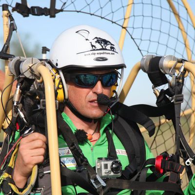 Jesús Calleja volando en paramotor
