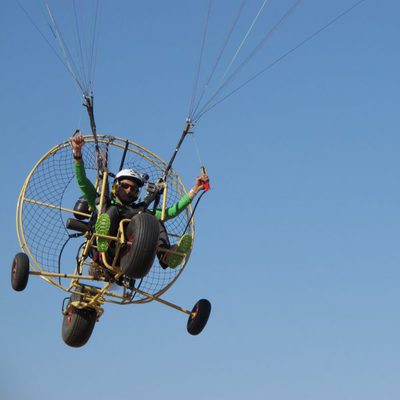 Jesús Calleja volando por el aire en paramotor