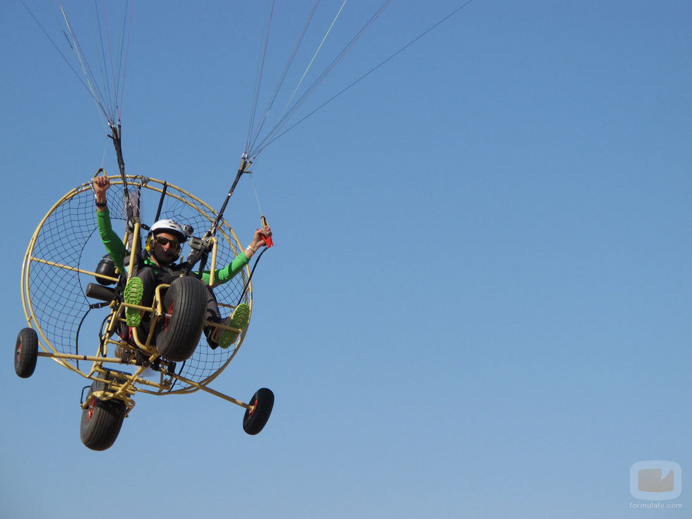 Jesús Calleja volando por el aire en paramotor