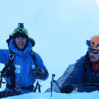 Jesús Calleja escalando una montaña