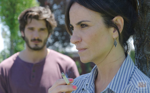 Melani Olivares junto a Yong González en 'Bajo sospecha'