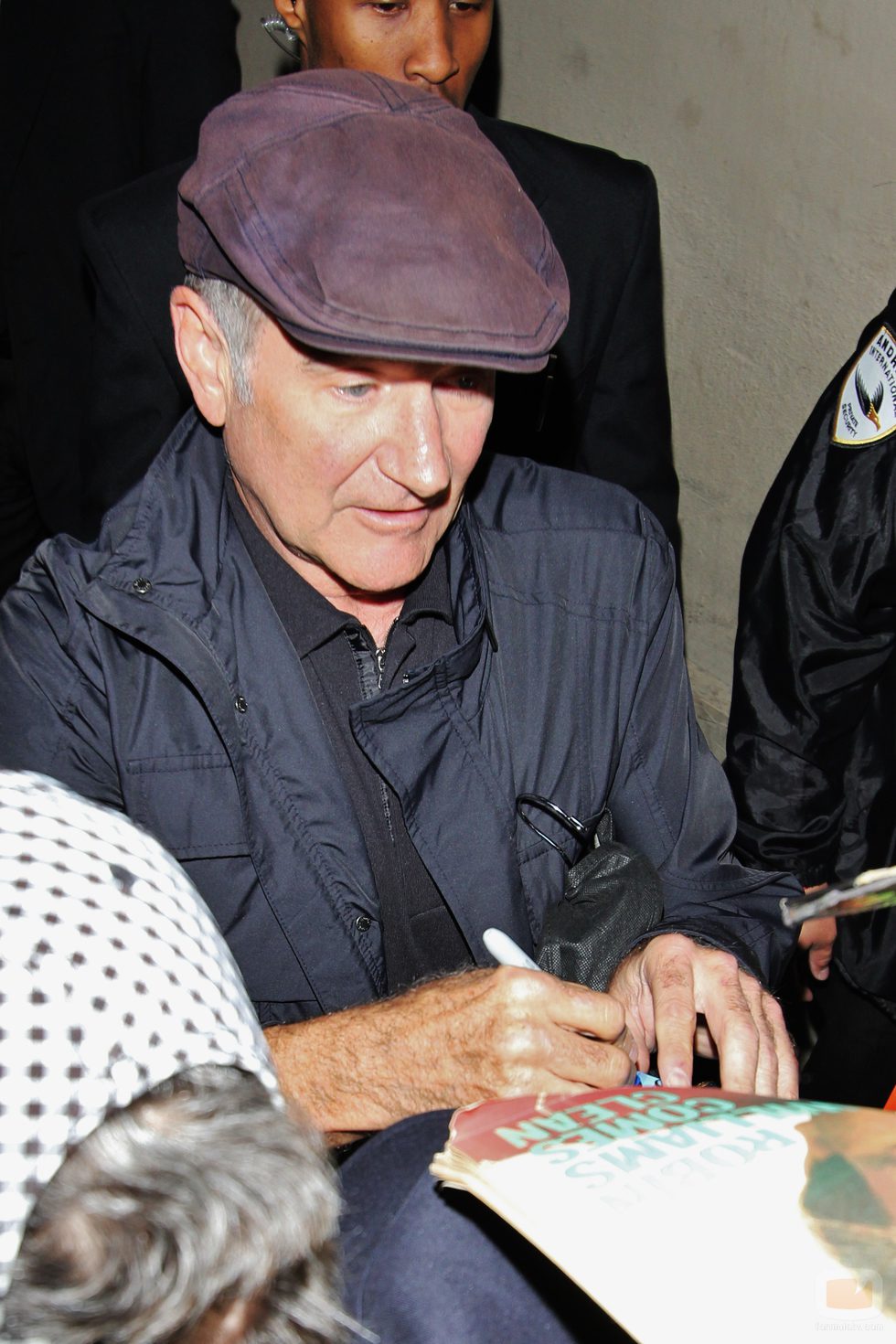 Robin Williams firmando autógrafos