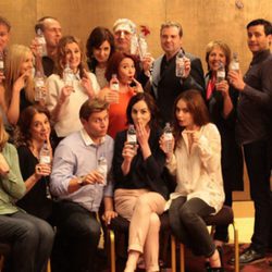 Los actores de 'Downton Abbey' se toman con humor el gazapo de la botella