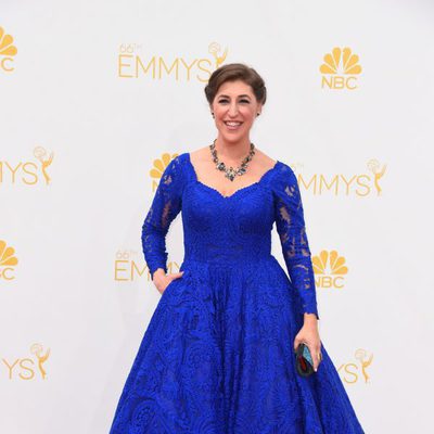 Mayim Bialik en los Emmys 2014