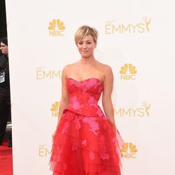 Kaley Cuoco-Sweeting en la alfombra roja de los Emmy 2014