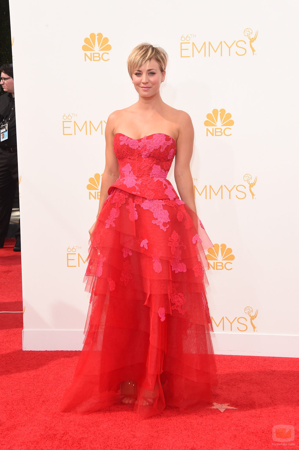 Kaley Cuoco-Sweeting en la alfombra roja de los Emmy 2014