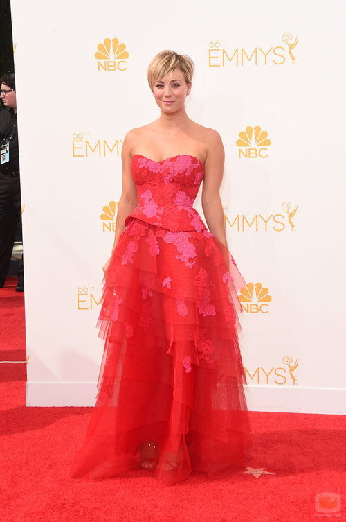Kaley Cuoco-Sweeting en la alfombra roja de los Emmy 2014
