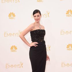 Jessica Paré en la alfombra roja de los Emmy 2014