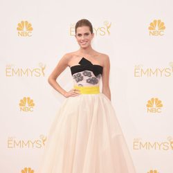 Allison Williams en la alfombra roja de los Emmy 2014